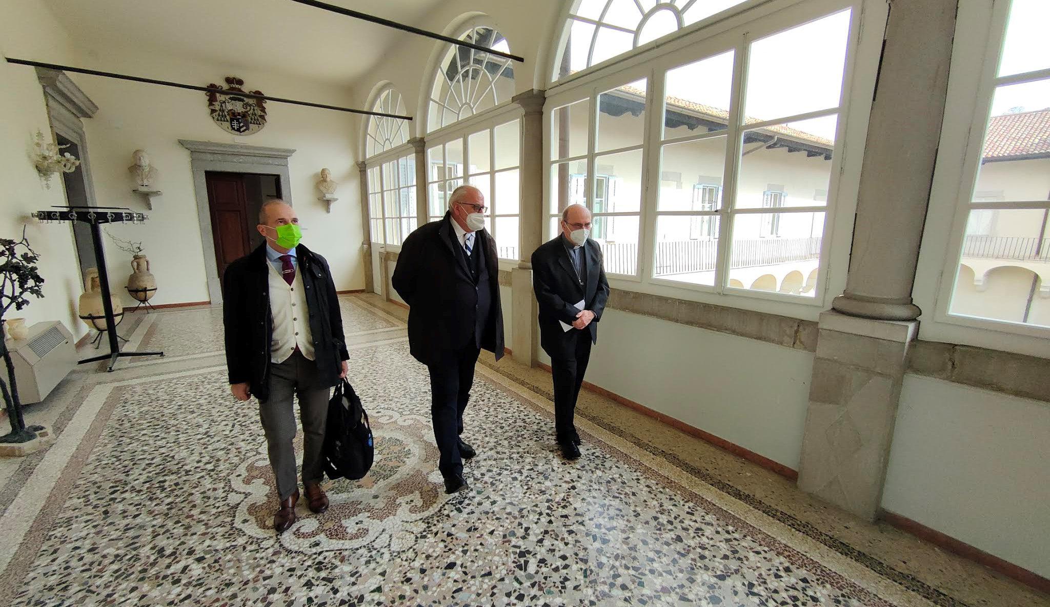Copertina per L'arcivescovo Redaelli sostiene i sindaci per ospitare a Gorizia i negoziati di pace
